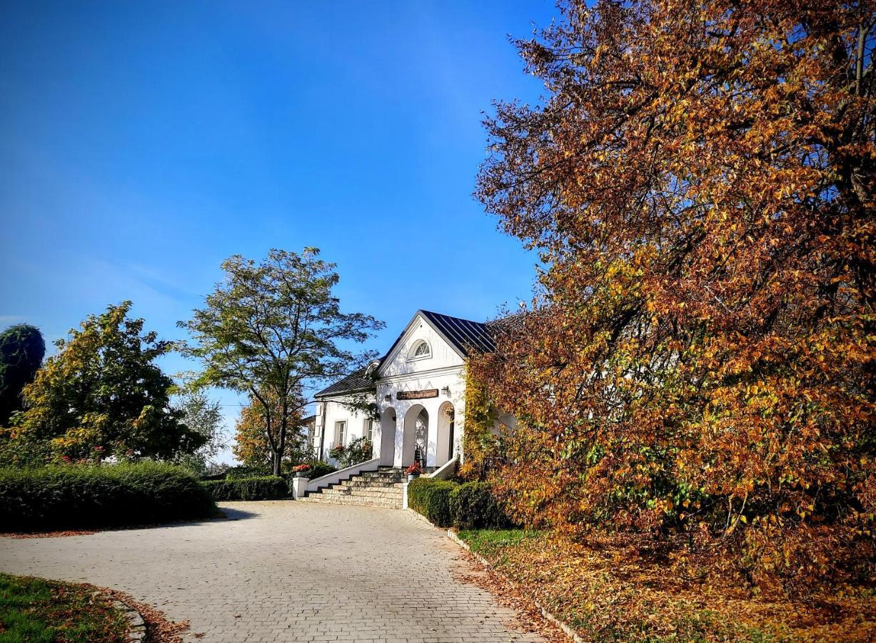 Dwór na Wichrowym Wzgórzu Przybysławice Exterior foto